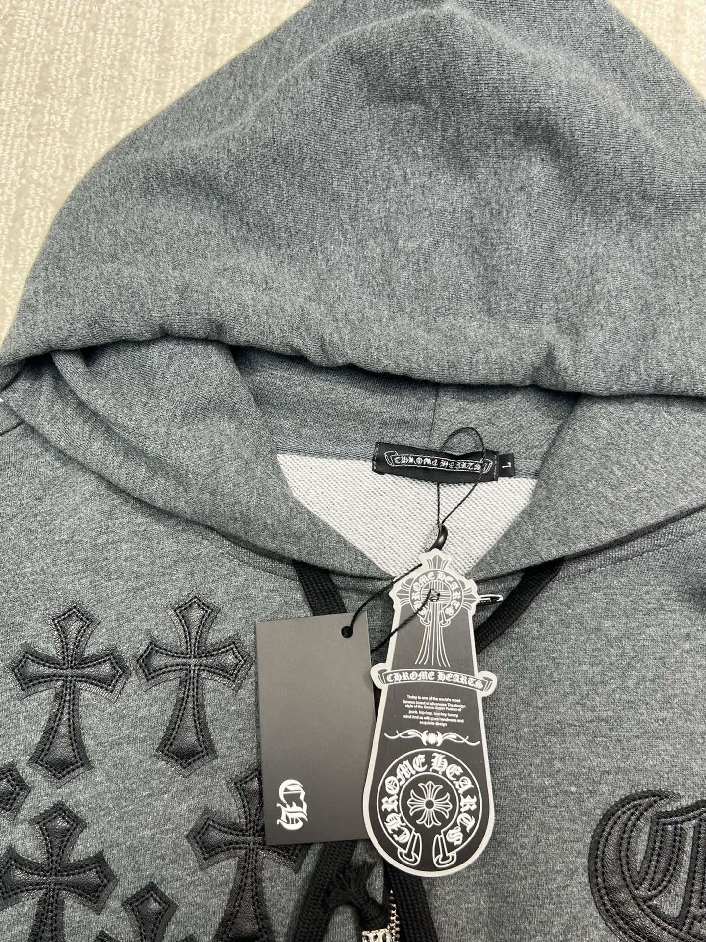 P340 𝗖𝗵𝗿𝗼𝗺𝗲 𝗛𝗲𝗮𝗿𝘁𝘀Cro Heart pure cotton terry zipper hooded jacket, a must-have item for men and women's light luxury commuting, high weight cotton double yarn 380g large terry fabric, fixed and dyed matching ribs, customized full set of accessories, clear letters and perfect restoration without difference. High-end atmosphere and full grade! The entire dress is exclusively customized with heavy craftsmanship, including burnt flower appliqué, leather embroidery and cross craftsmanship, perfectly combined with precise stitching! All wiring is special machine chain double wire, absolutely high quality craftsmanship!  Size: M L XL XXL